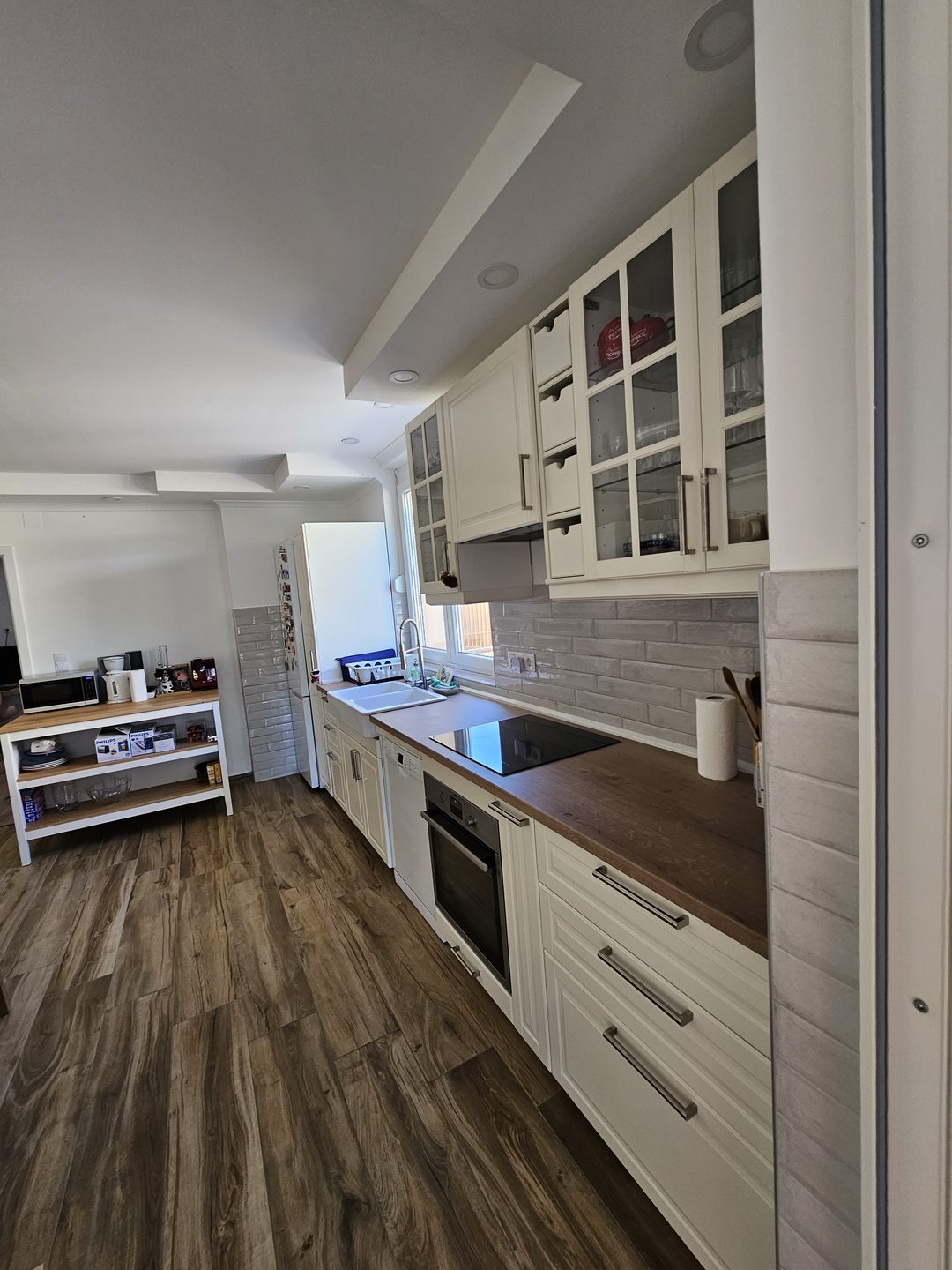 Fully equipped kitchen cupboards
